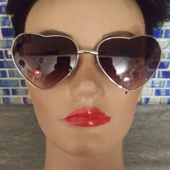 Heart shaped sunglasses - Picture 1 of 2